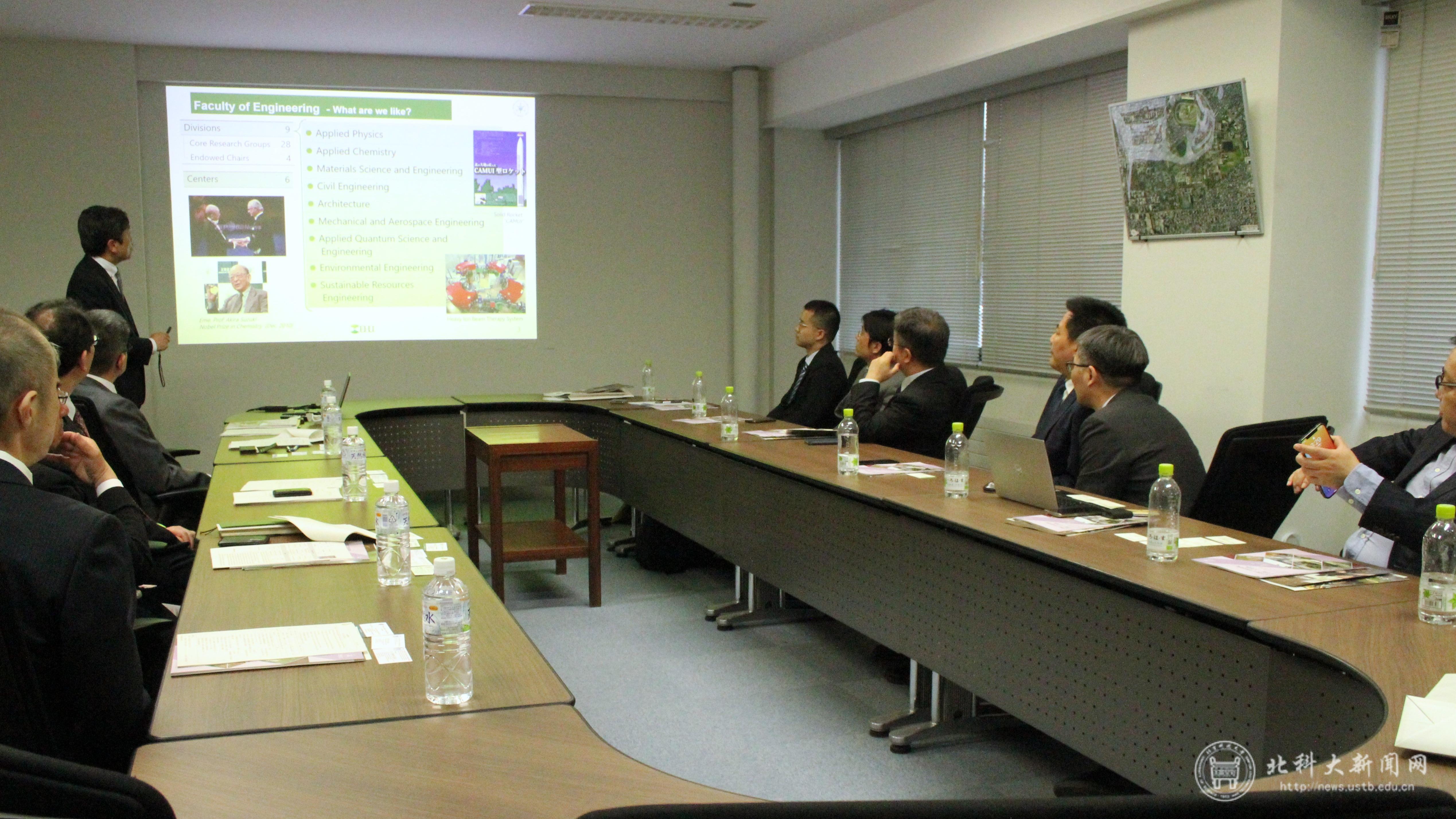 2 代表团与北海道大学工学部教授交流.JPG