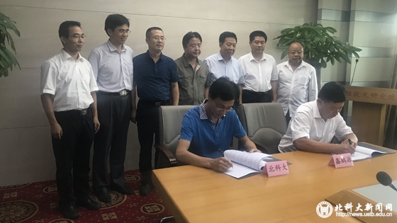 鑫鹏源公司的张志玉总经理,李小龙副总经理,我校科研部部长刘杰民