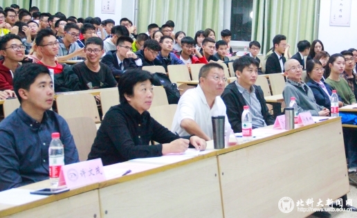 a02a1457821583dc02b84d5e80167eac.jpg 评委老师认真倾听答辩_副本.jpg