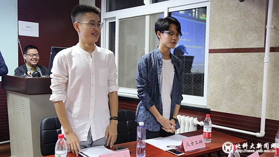 b5647897585a8fbb16388a61e672c9bc.jpg 选手正在进行辩论 (1).JPG