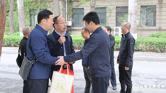 308df83f23cb34fa244e0d6062edd212.jpg 校友亲切交流 (1).JPG