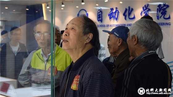 280875bc4ff4d39802eafd81b0c6915a.jpg 67级校友参观AI梦园.jpg