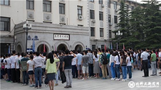 fb7318275b5c893a4c8813a77290a2bf.jpg 2 全体青年郑重宣誓_副本.jpg