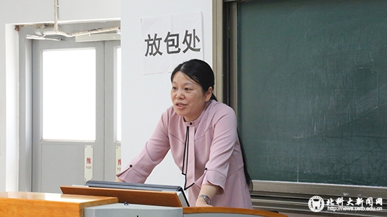 faa4e9407d106f3c37a35270dd3634b2.jpg 系主任吴群芳讲话.JPG