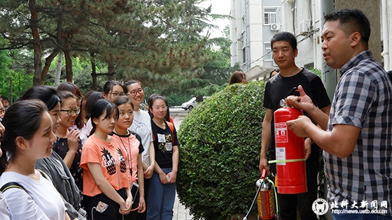 62cb7e9af60b2bc9f0084e1d451e51a4.jpg 同学们正在聆听讲解 (2).JPG