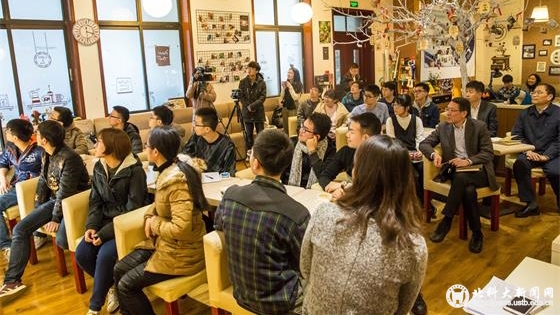 faa424adcf82225a0b8d70feb55fb7de.jpg 3 在场同学老师一起观看视频_看图王.jpg