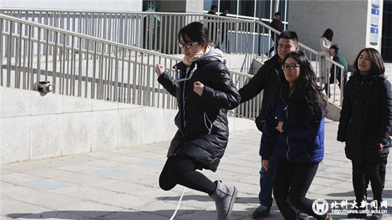1a781ee0d102ad504d9c4bf36cb59e0d.jpg 三八节8字跳绳比赛精彩举行 (1)_副本.jpg