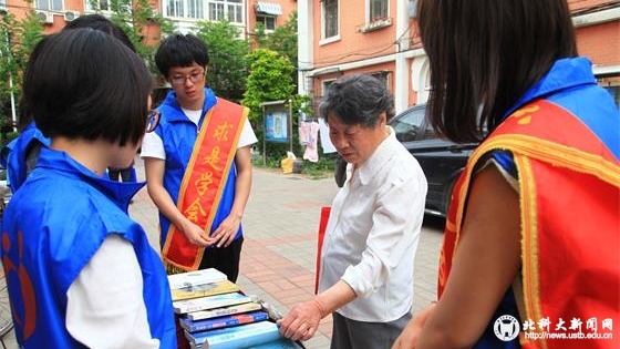 d8e9383a684ed0b32e402c08721bfb3c.jpg 4 求是学会走进社区开展读书诵经典宣讲活动_看图王.jpg