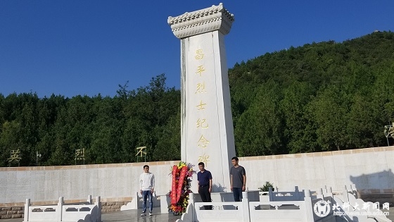 09c3900f79b09710124f7e14899d826b.jpg 敬献花篮11.jpg