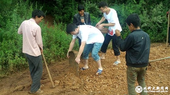 9c5f8ff66f835117079d8d295876ec77.jpg 3 3大学生带领村民铺路_看图王.jpg