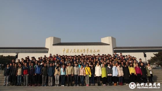 299952d1a51db7dd6cb0321e19303f23.jpg 11 组织学生参观抗日战争纪念馆_看图王.jpg
