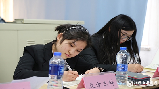 ef9201e60648da06ca367c00d6308326.jpg 选手正在进行辩论.jpg