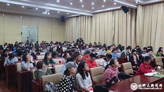 02accbae8f845f63c46d19ffe7cc0de3.jpg 同学们听讲座 (2).JPG