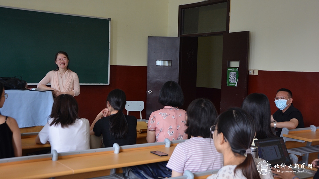 67ae66c7e57c0034cc469d0188b7de99.jpg 尹老师与学生2.jpg