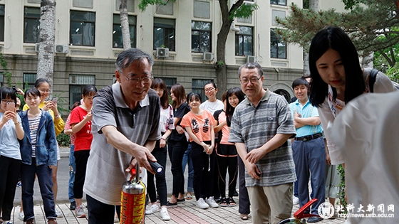 b61eff0030c55c5f81048ddc8cd05c98.jpg 院长陆俊正在模拟灭火.JPG