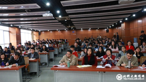 听取报告.jpg