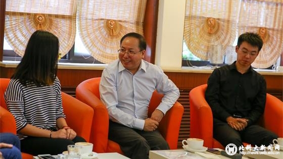 c71791732918bc565e6c6c7ff28aba37.jpg 2校长亲切交流_看图王.jpg