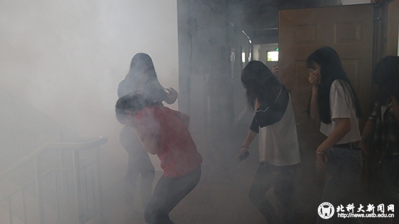 e40ee8a8c4862b9ae1631d2df42cd169.jpg 模拟逃生演习 (1).JPG
