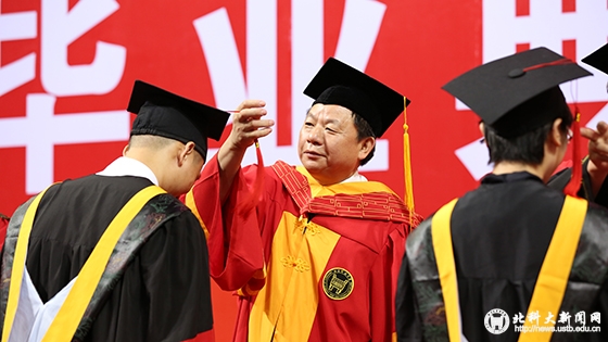 f26c419796a2aa9c364231103ad7cdc6.jpg 毕业典礼新闻图-5.jpg