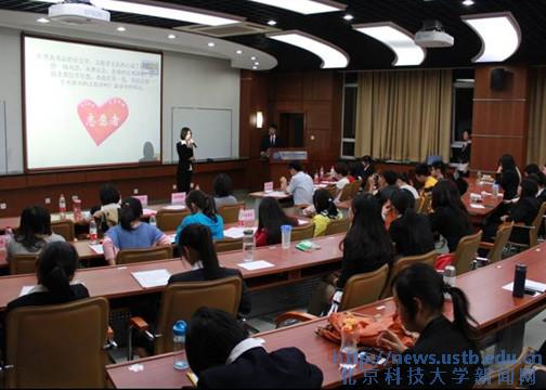 答辩选手在回答评委提问