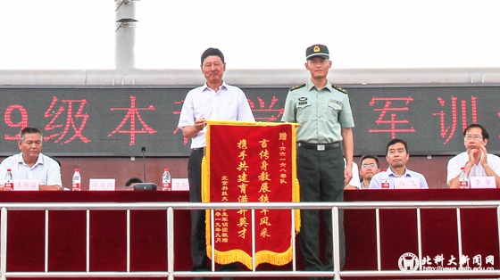 f2143e688b9e04c466b4609a28757c44.jpg 赠送锦旗_副本.jpg