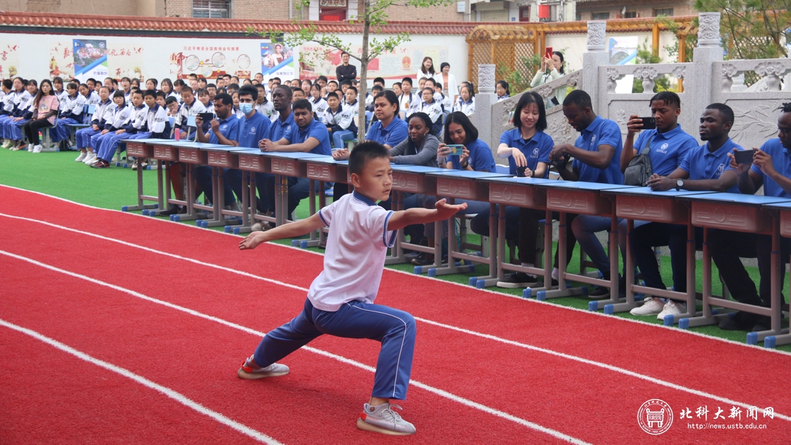 3.王尹中学学生进行武术表演.JPG