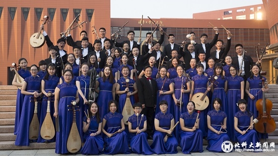 b5776e6a767f0d044701be690c2d26f7.jpg 1校学生民乐团于新清华学堂合照.jpg