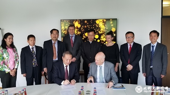 03918720cf3e9a53cea643e034473a1c.jpg 与慕大副校长签署协议.jpg