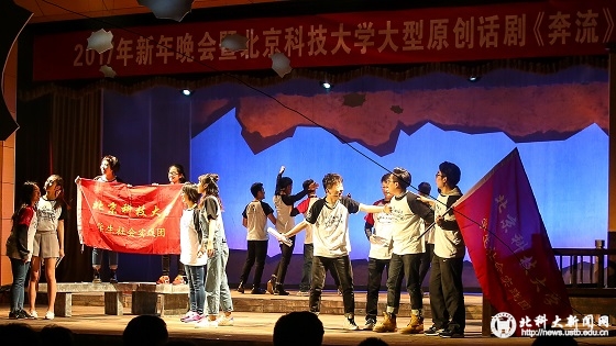 940765e8e77c50f57bfecf599ca582e9.jpg 3 现场表演学生社会实践场景.jpg