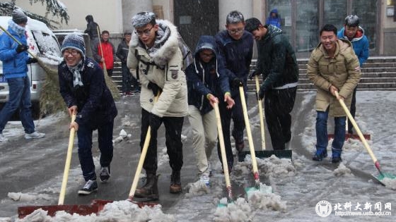 444 化生学院志愿者在图书馆前扫雪_看图王.jpg