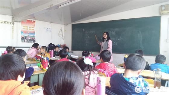 5256a034322b588ddf0fd8cb4408e5a9.jpg 4 冶金学院志愿者们去育华小学教授小朋友英语_看图王.jpg