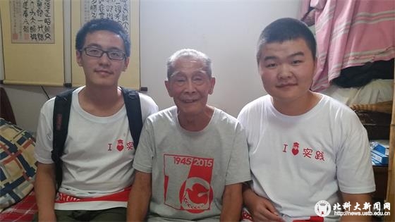 1.大学生探望抗战老兵.jpg