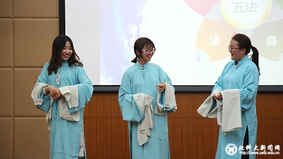 0f4e9e4917e5fb5d76f67a172878bc4c.jpg 邀请同学上台表演 (1).JPG
