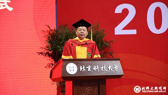9d250787c2b9f3a497e39bdbbce7cb4f.jpg 毕业典礼新闻图-1-2.jpg