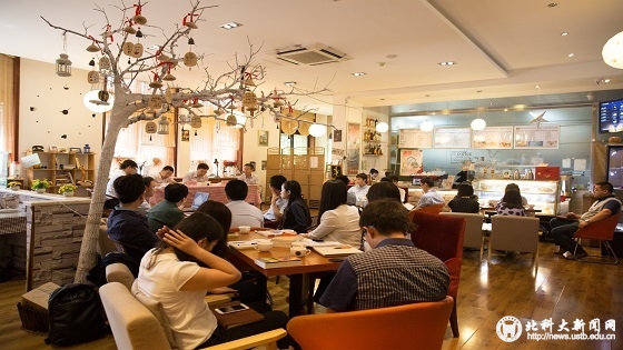 30498fbc422964d7da281f3117419464.jpg 1 读书分享会现场.jpg