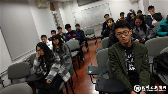 4bc95551ca849d3b311243eebdbc30e4.jpg 同学认真听介绍_副本.jpg