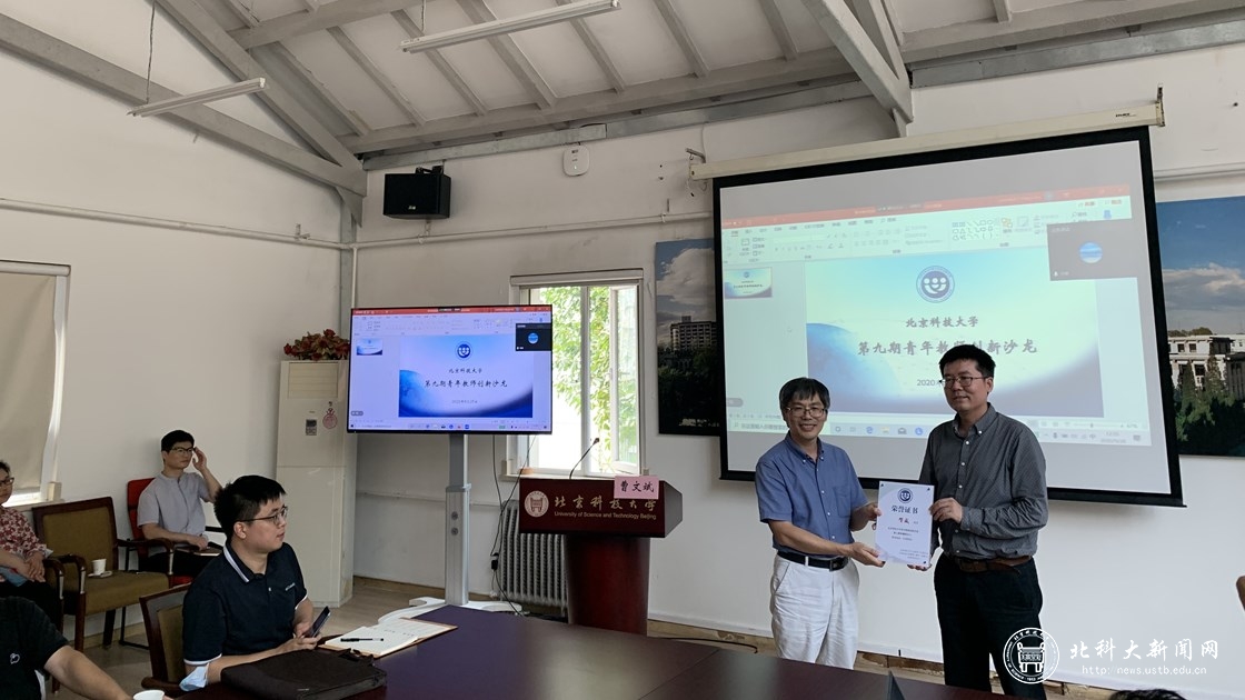 29968a7bb3a3810a79a066dfe9f949a9.jpg 颁发荣誉证书_1120 630.jpg