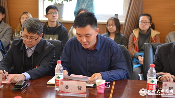 b26a9209957e775b1dbd88c5cc61016f.jpg 乔哲宣读名单_副本.jpg
