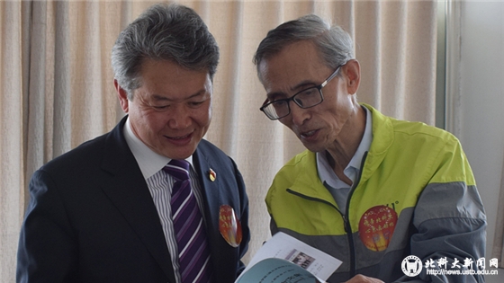 b0e91d3af7d2ebb978f3c50af35f205a.jpg 67级校友赠送《聚会文集》.jpg