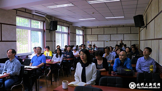 452831f9f90fa78285f8036d67357fd4.jpg 全体教师认真聆听学习.JPG
