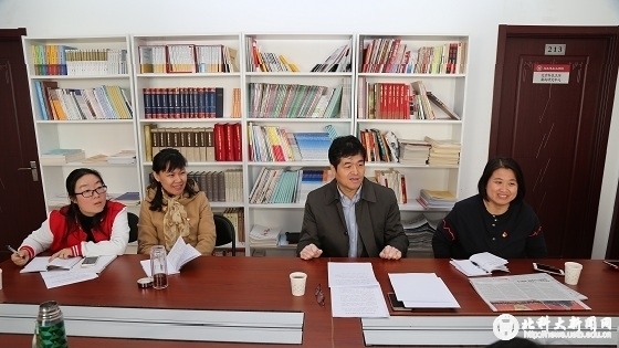 9920a2410838af5c04ea78cd55f1fa20.jpg (十四)权良柱与思政课教师一起备课.jpg