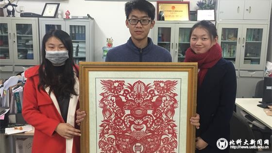 a34132248803a2cdfaafc1a9a4e9c8dc.jpg 11 学生实践团手持剪纸作品_看图王.jpg