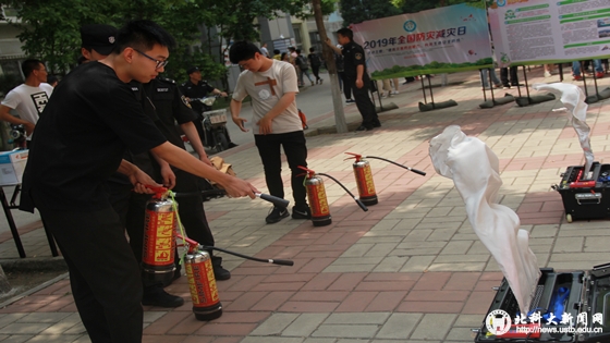 b575d313614979f801788b54480dbc0e.jpg 体验模拟电子灭火器“灭火”.JPG