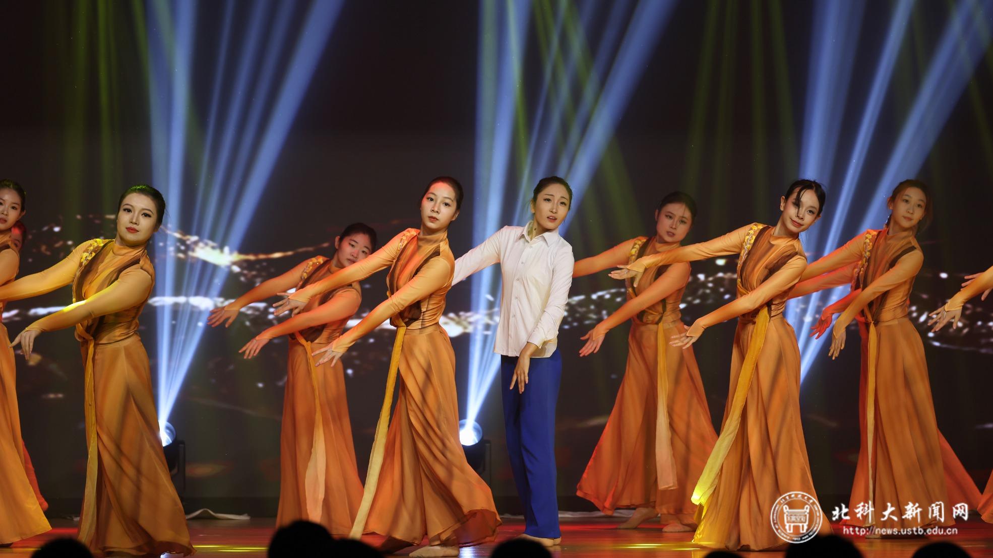 《锤炼》学生舞蹈团