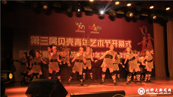 15c9999a70c32c20f539e770a2f8afd6.jpg 1 艺术节精彩节目现场_副本.jpg