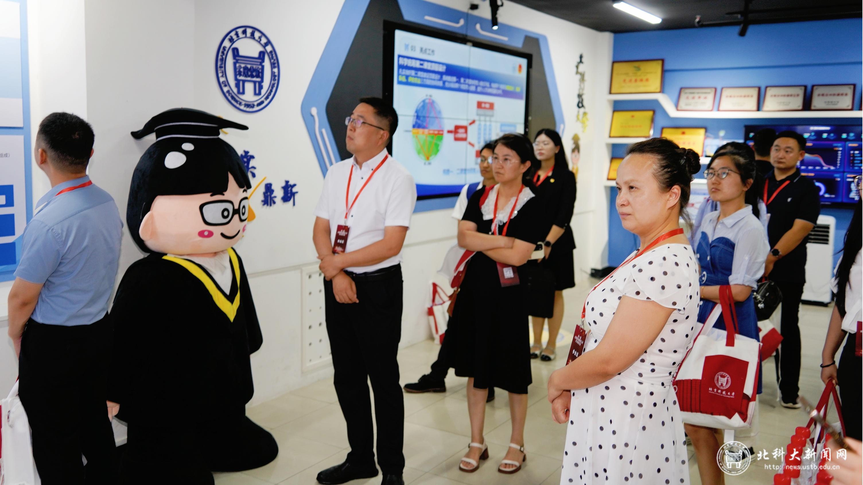 参观第二课堂展示体验中心