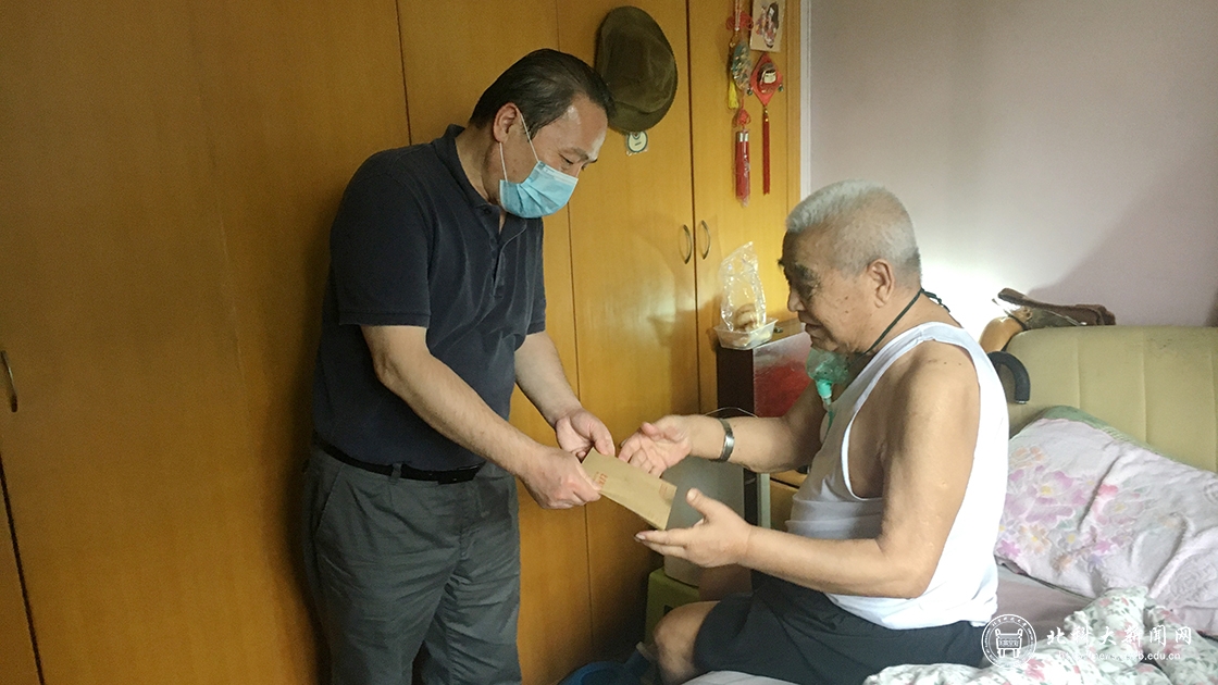 副校长王维才带队看望王银成同志.jpg