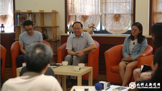 9c5d0d264ddb9102b27e324a5171b7ae.jpg 1 校长与大家亲切交谈.JPG