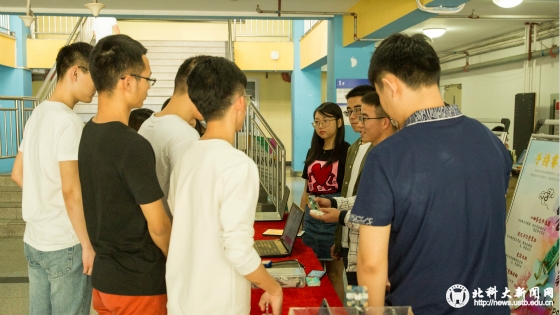 83adaa45d0e930f62a01745ba276264c.jpg 学生观看展位展示_meitu_12.jpg
