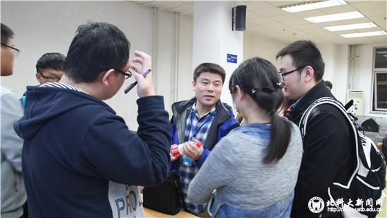 aa06cbb04d4c7bc9e0518e0558d7715f.jpg 4 邓立治老师与同学做交流_副本.jpg